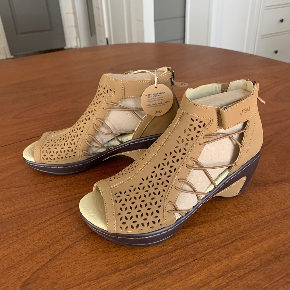 NWT JBU Sandal Bootie, Natural, 7M fits like 7.5M